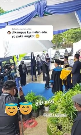 Wisudawan naik angkot. (Tiktok/@perra041)