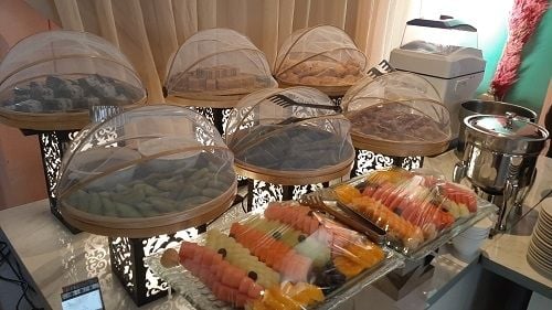 Camilan khas kampung dan buah-buahan di Quba Pop Up Resto. (Suara.com/Dini Afrianti Efendi)