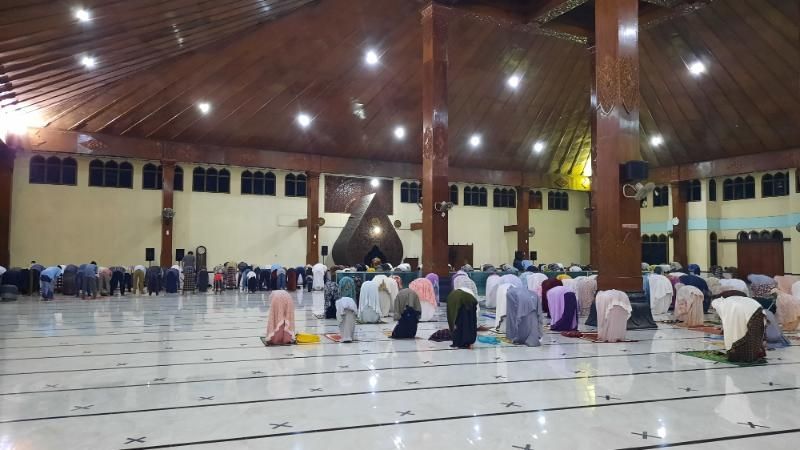 Suasana Sholat Tarawih di Masjid Agung Bantul, Senin (12/4/2021). [Muhammad Ilham Baktora / SuaraJogja.id]