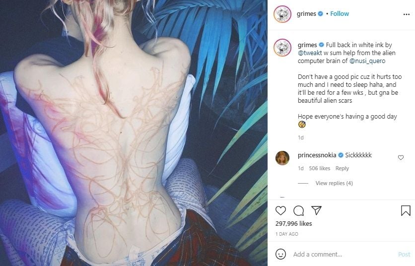 Pacar Elon Musk Pamer Tato Luka 'Alien' Cantik. (Instagram/@grimes)