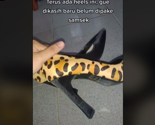 Anak nyesek lihat tingkah ibunya beberes rumah. (TikTok)