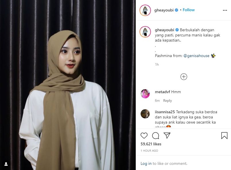 Ghea Youbi tampil cantik kenakan hijab saat ucapkan selamat berbuka puasa. (Instagram/gheayoubi)