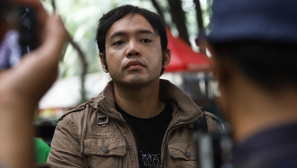 Aktor Sandy Tumiwa saat ditemui di Polda Metro Jaya, Jakarta Selatan, Selasa (13/4/2021). [Suara.com/Alfian Winanto]