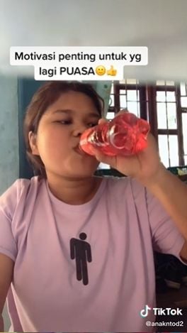 Motivasi sambil minum soda. (Tiktok/@ditajuga2)