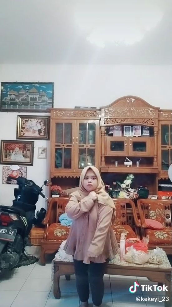 Kekeyi joget serem di TikTok, motornya bikin salfok. (TikTok)