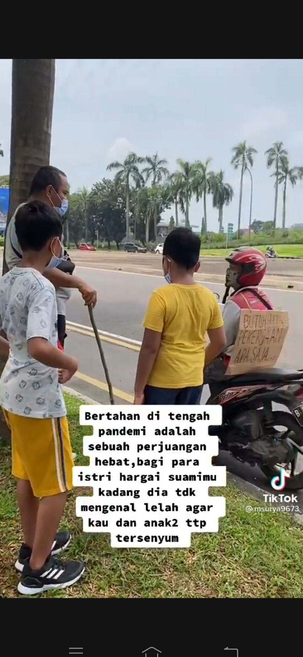 Viral Lelaki Keliling Bawa Tulisan Butuh Pekerjaan, Endingnya Bikin Sedih. (Dok: TikTok/@msurya9673. )