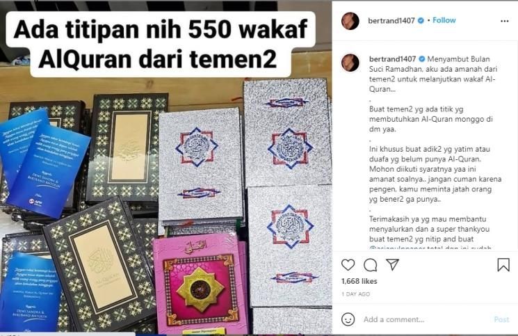 Bertrand Antolin wakaf Alquran. [Instagram Bertrand Antolin]