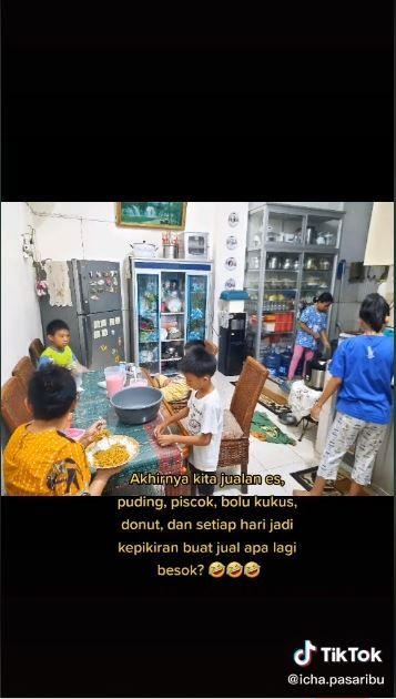 Anak-anak berkerja sama menyiapkan dagangan (TikTok @icha.pasaribu)