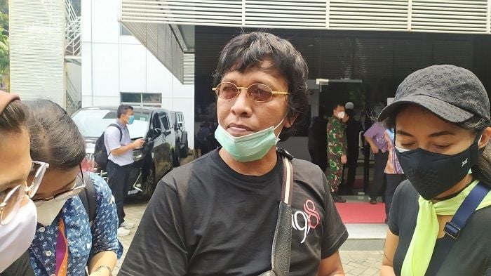 Anggota DPR RI dari Fraksi PDIP Adian Napitupulu jelang disuntuk vaksin Nusantara di RSPAD Jakarta. (Suara.com/Stephanus Aranditio)