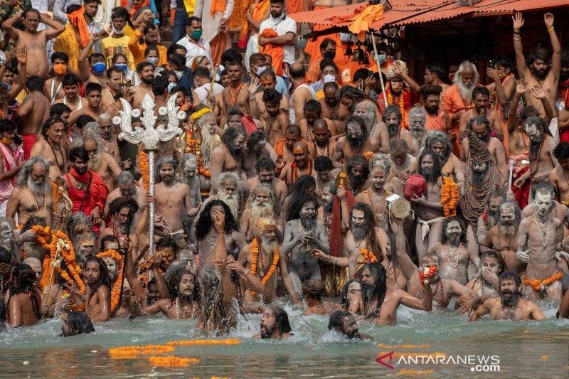 Naga Sadhus, atau pria suci Hindu berenang di sungai Gangga saat Shahi Snan pada "Kumbh Mela", atau Pitcher Festival, di tengah mewabahnya virus corona (COVID-19), di Haridwar, India, Senin (12/4/2021). ANTARA FOTO/REUTERS/Danish Siddiqui/FOC/djo