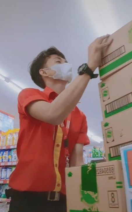 Kepergok Goyang TikTok di Minimarket, Yang Mergokin Malah Bikin Gagal Fokus (TikTok/sayyidah_khoir)