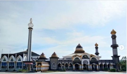 Masjid raya baitul izzah di Bengkulu. (Instagram)