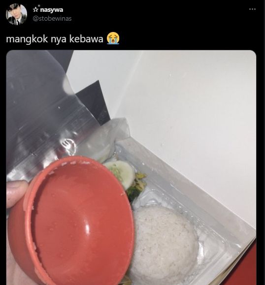 Benda penting di nasi kotak. (Twitter)