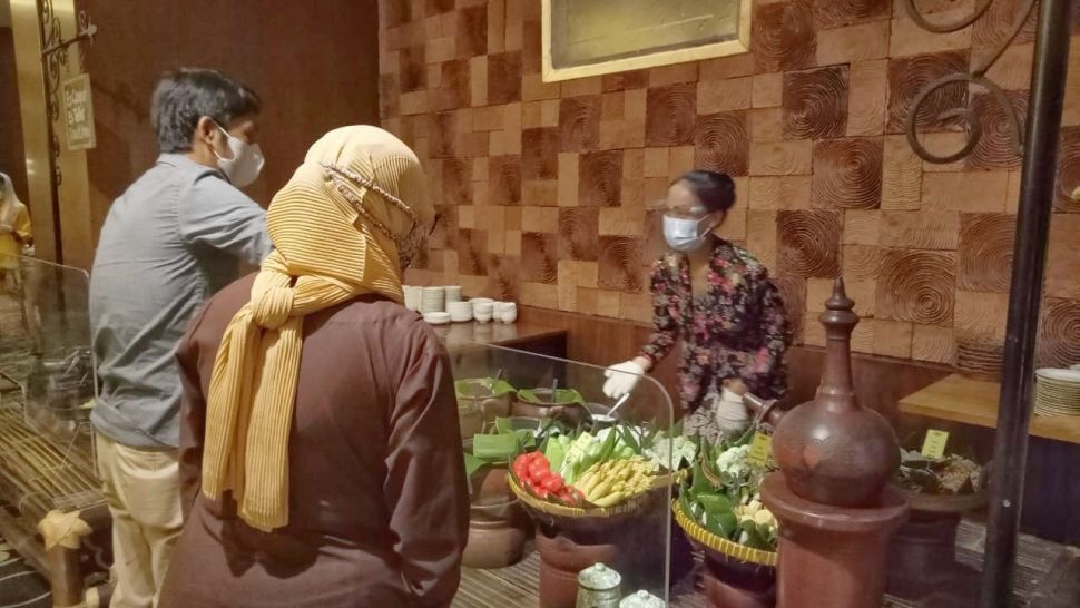 Seluruh staff dan tamu mengenakan masker saat mengambil menu buffet. (Suarajogja/Arendya)