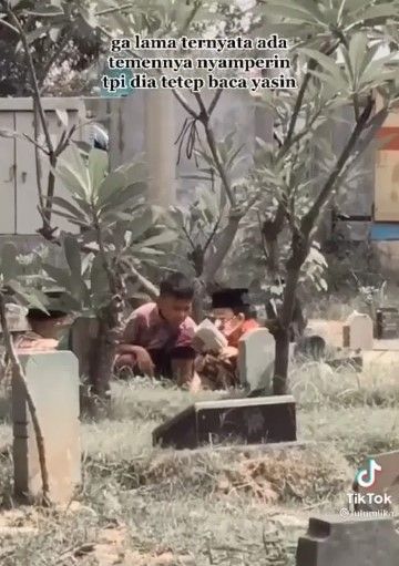 Viral seorang anak baca yasin di kuburan orangtua.