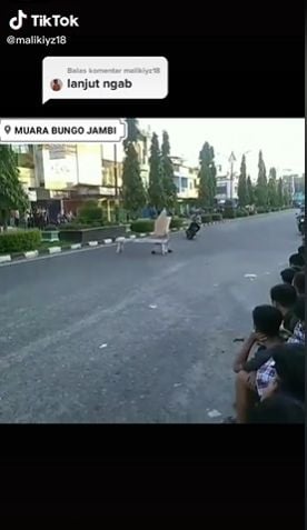 Emak-emak bubarkan balap liar. (Tiktok/@malikiyz18)