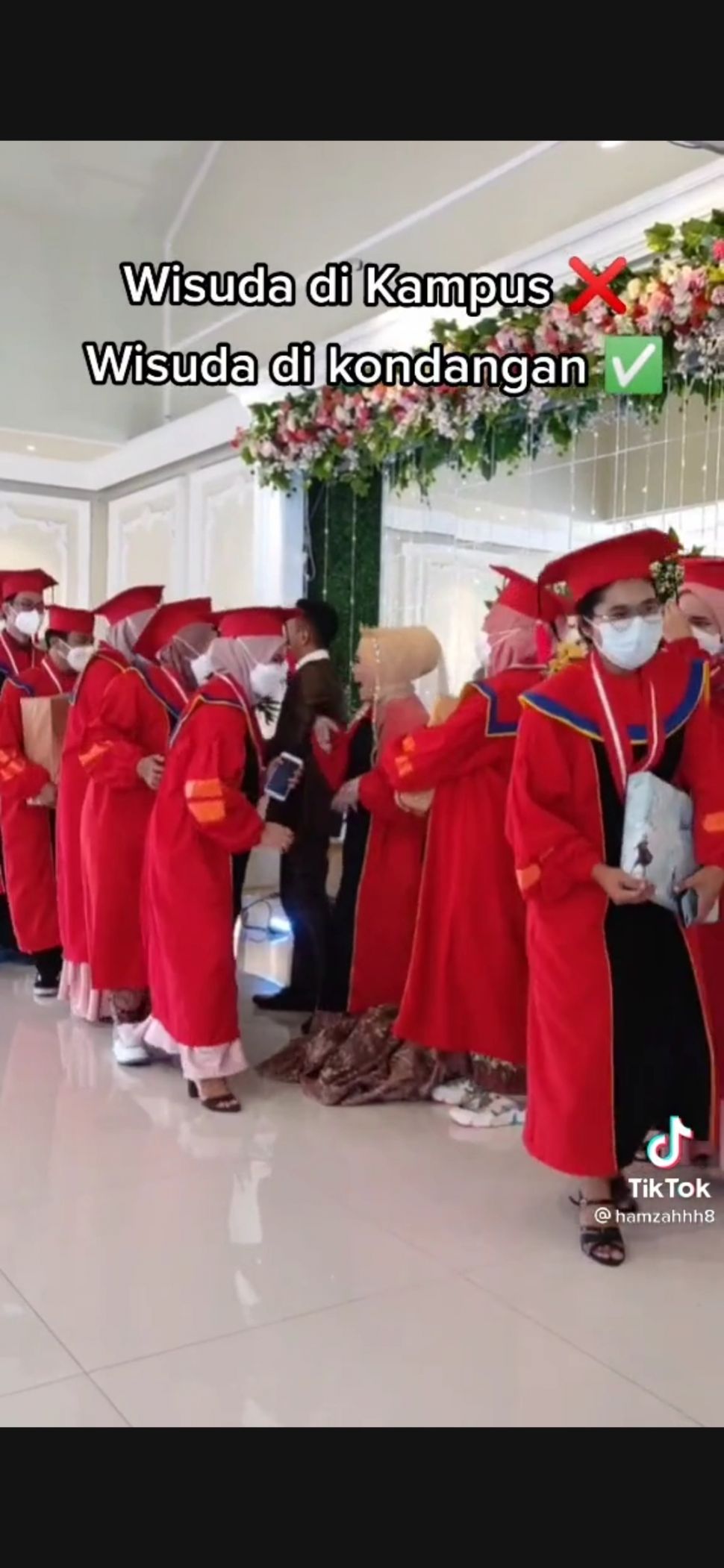 Viral Tamu Undangan Datang Pakai Toga Wisuda ke Pernikahan, Cuma Mau Foto Bareng. (Dok: TikTOk/@hamzahhh8)