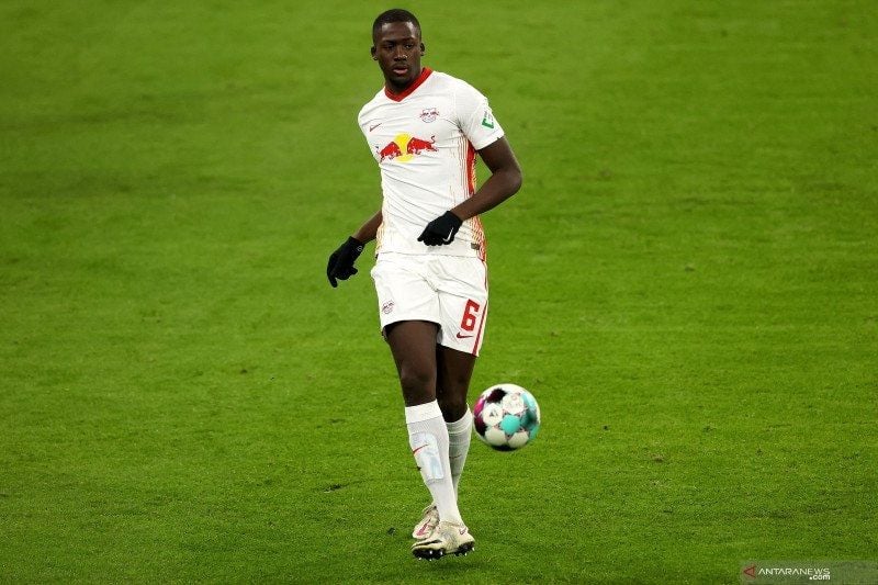 Bek muda RB Leipzig asal Prancis, Ibrahima Konate menguasai bola saat bermain lawan Bayern Muenchen di Liga Jerman pada 5 Desember 2020. (AFP/ALEXANDER HASSENSTEIN)