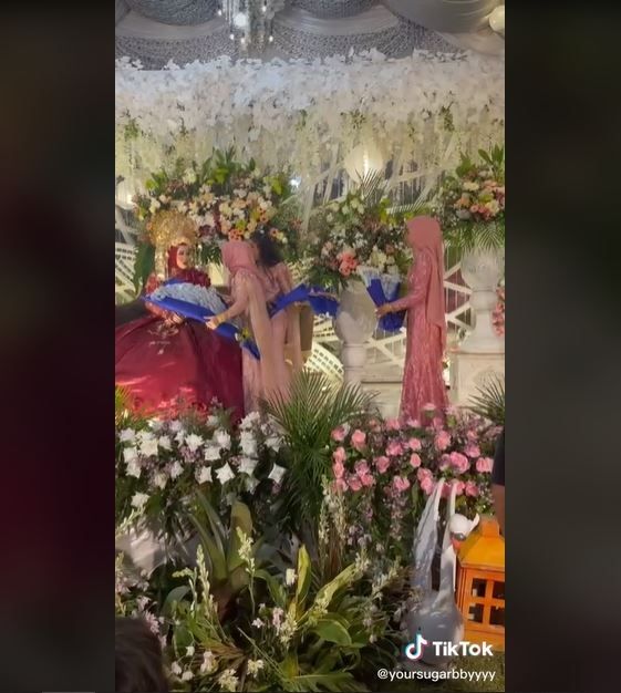 Viral Pengantin Wanita Banjir Kado Pernikahan Buket Uang (tiktok.com/@yoursugarbbyyyy)