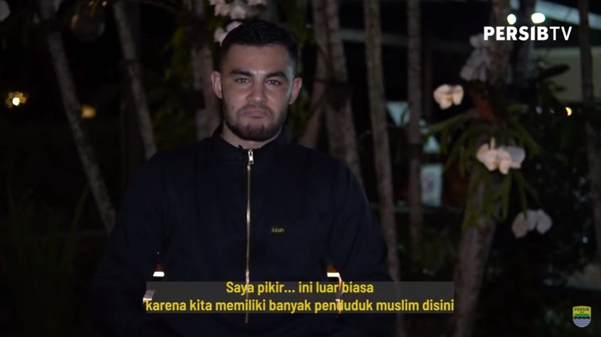 Farshad Noor ceritakan pengalaman Ramadhan di Indonesia. (YouTube/Persib)
