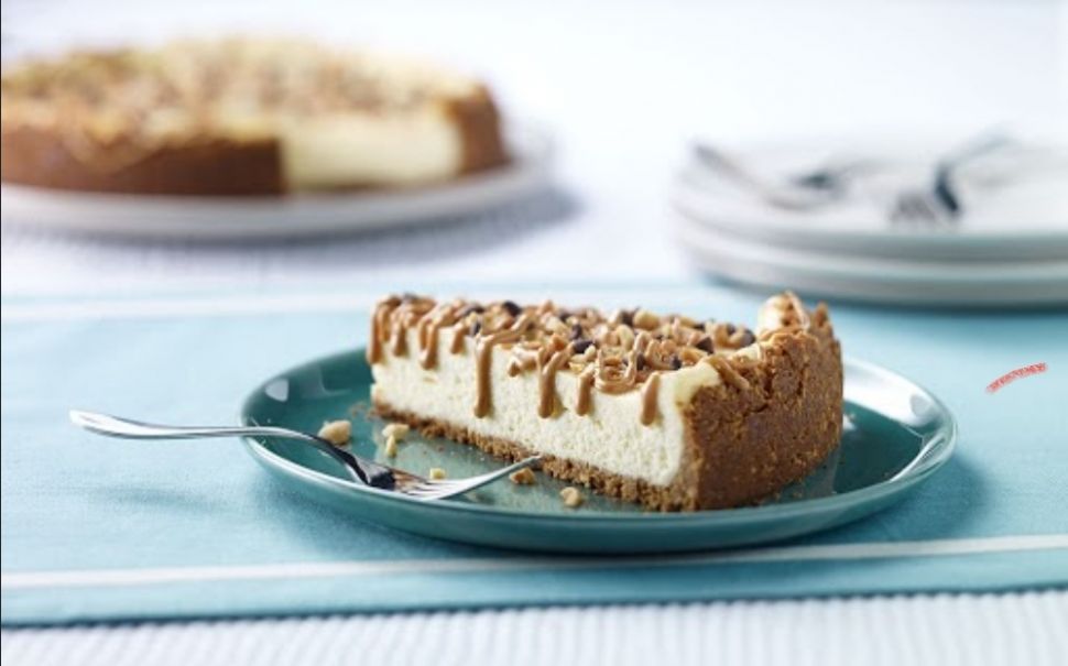 NY-Style Cheesecake with Peanutty Crust (Dok. SKIPPY Peanut Butter)