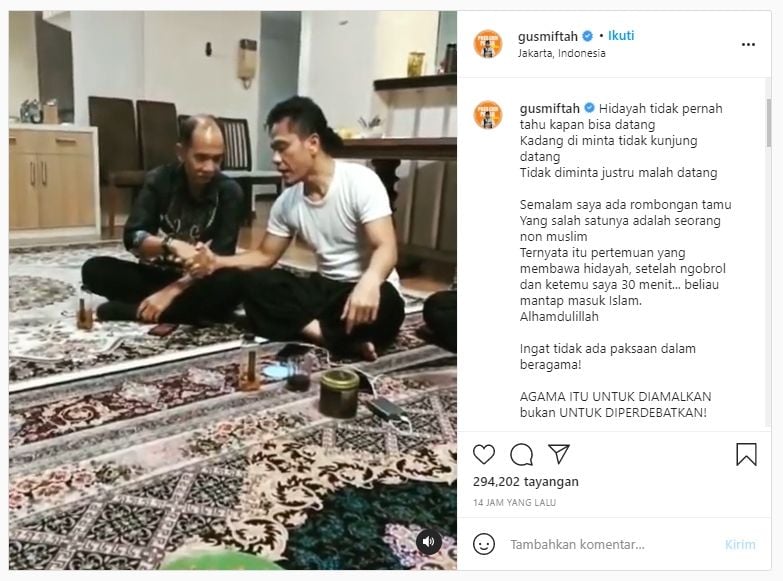 Momen Gus Miftah mengislamkan seorang pria (Instagram/gusmiftah).