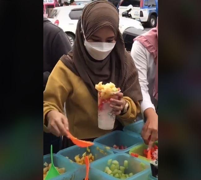 Es buah prasmanan yang dijual murah ini bikin netizen ngiler. (TikTok/ @makanananakkosjember)