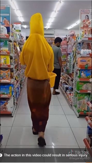 Pria tampil nyeleneh ke mini market (TikTok @tegarwph63)