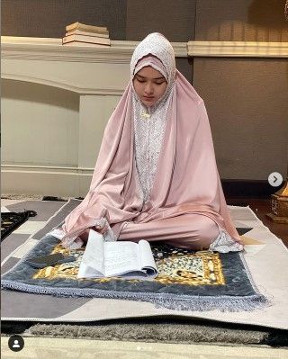 Amanda Manopo pamer foto lagi sholat (instagram pribadi)