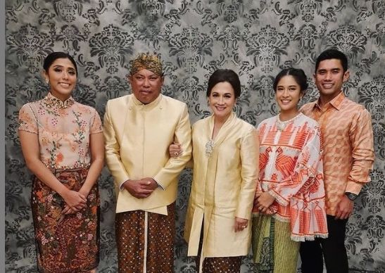 Profil Adiguna Sutowo, mertua Dian Sastrowardoyo meninggal dunia. [Instagram/baazarindonesia]