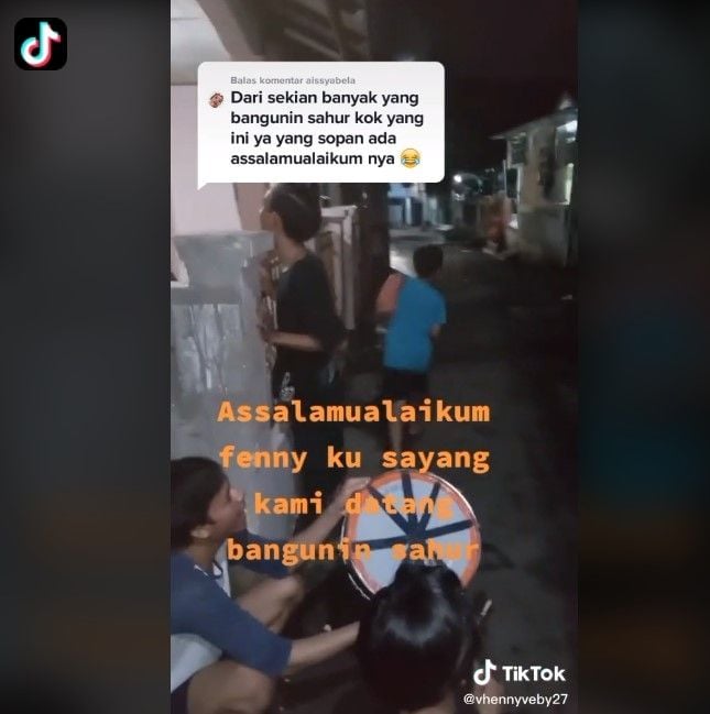 Kembang desa dibangunin sahur pemuda sekampung (Tiktok)