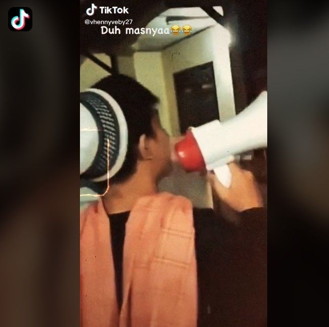 Kembang desa dibangunin sahur pemuda sekampung (Tiktok)