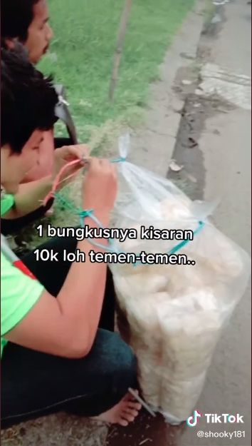 Calon suami tuna netra jualan (TikTok @shooky181)