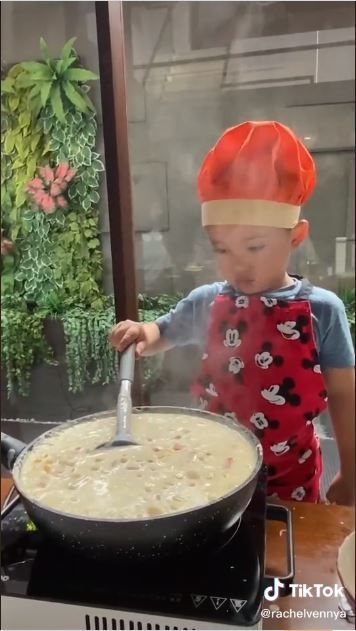 Rachel Vennya ajarkan putra sulung memasak (TikTok @rachelvennya)