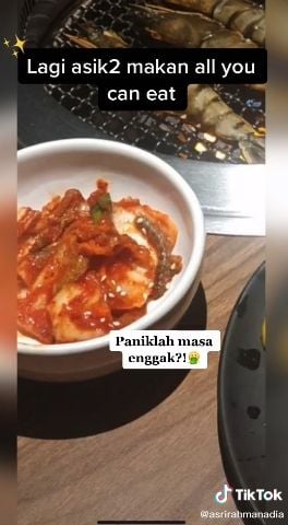 Ulat di sayuran. (Tiktok/@asrirahmanadia)