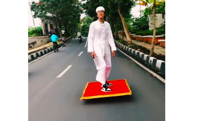 seorang pria bernama Fadli Maulana (22) beraksi bagai Aladdin di atas karpet terbangnya di jalanan Kota Cimahi. [Suara.com/Ferrye Bangkit Rizki]