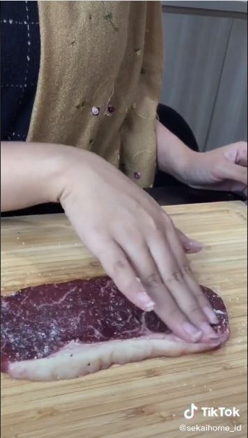 Masak steak dengan setrika (TikTok @sekaihome_id)