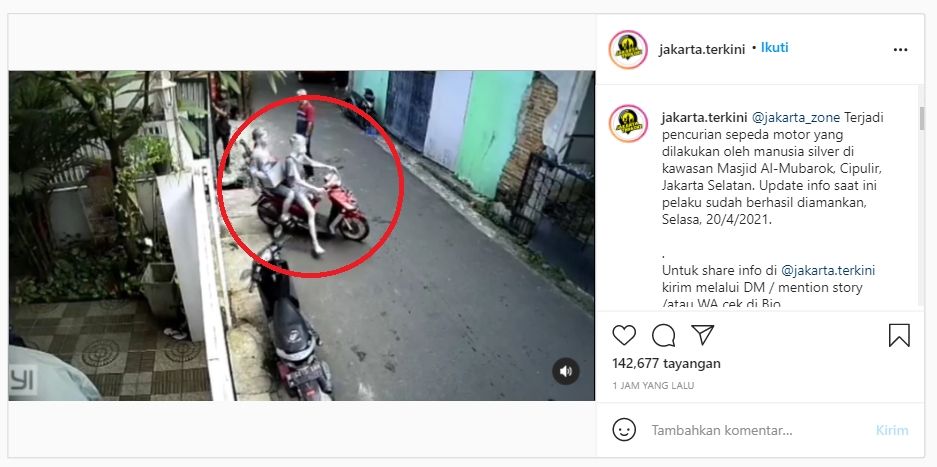 Viral detik-detik manusia silver curi motor warga di Jakarta (Instagram/jakarta.terkini).
