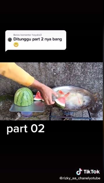 Goreng semangka di minyak panas (TikTok @rizky_aa_chanelyotube)