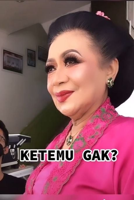 MUA ini rias wajah keriput pakai selotip, transformasinya bikin terkesima (TikTok/Oniwafa)