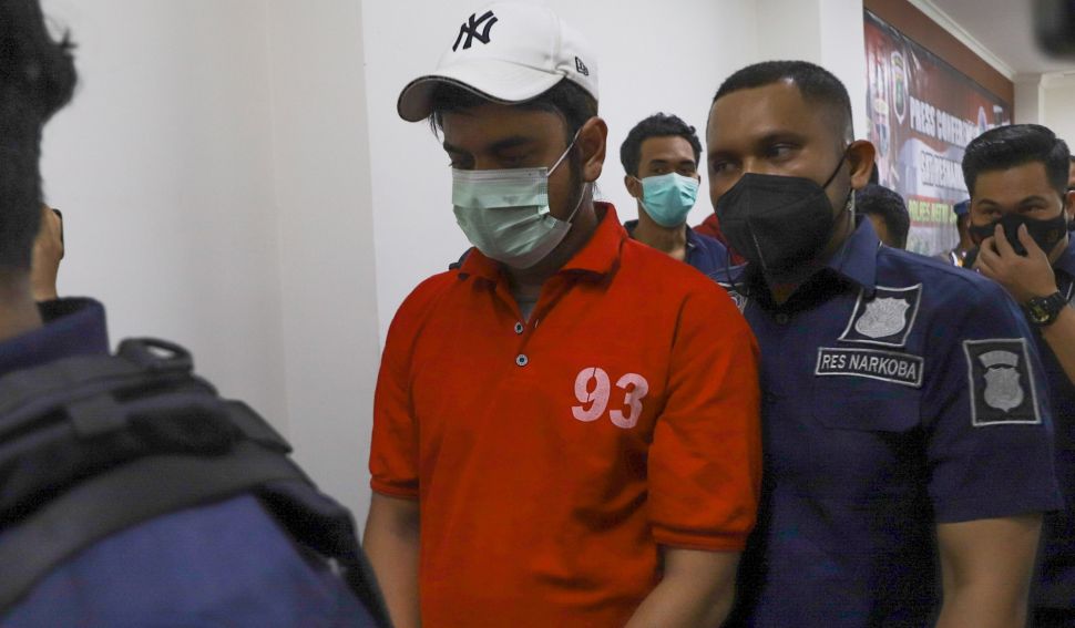 Pesinetron Rio Reifan dibawa kembali ke ruang tahanan usai dihadirkan saat rilis kasus narkoba yang menjeratnya di Polres Metro Jakarta Pusat, Rabu (21/4/2021). [Suara.com/Alfian Winanto]
