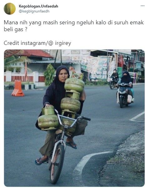 Emak-emak bawa 4 tabung gas melon naik sepeda (Dok IG/irgirey)