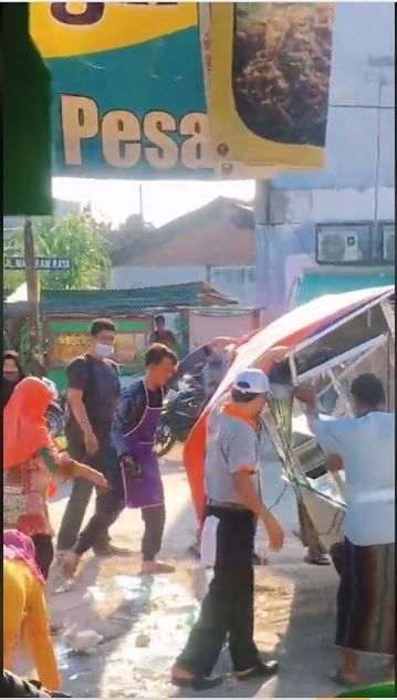 Gerobak takjil ambruk ditabrak motor (TikTok @roycoaddict)