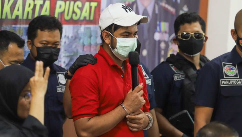 Pesinetron Rio Reifan memberi pernyataan saat dihadirkan dalam rilis kasus narkoba yang menjeratnya di Polres Metro Jakarta Pusat, Rabu (21/4/2021). [Suara.com/Alfian Winanto]