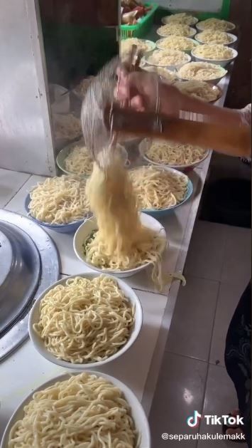 Mie Ayam Sari Raos (TikTok @separuhakulemakk)