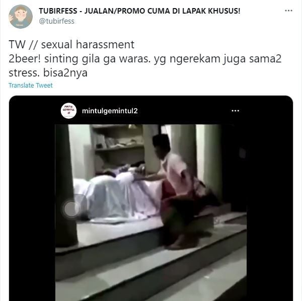 Pria berpeci remas bokong wanita lagi sholat pas sujud.