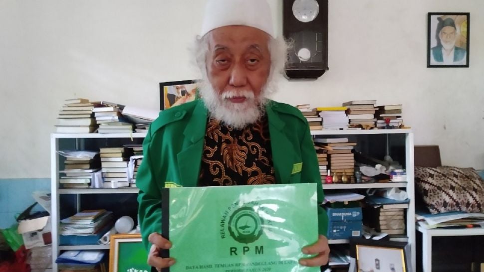 Abuya Muhtadi Dimyathi dan dokumen ormas RPM (Relawan Pencegah Maksiat) yang didirikannya. [Suara.com / Saepulloh]