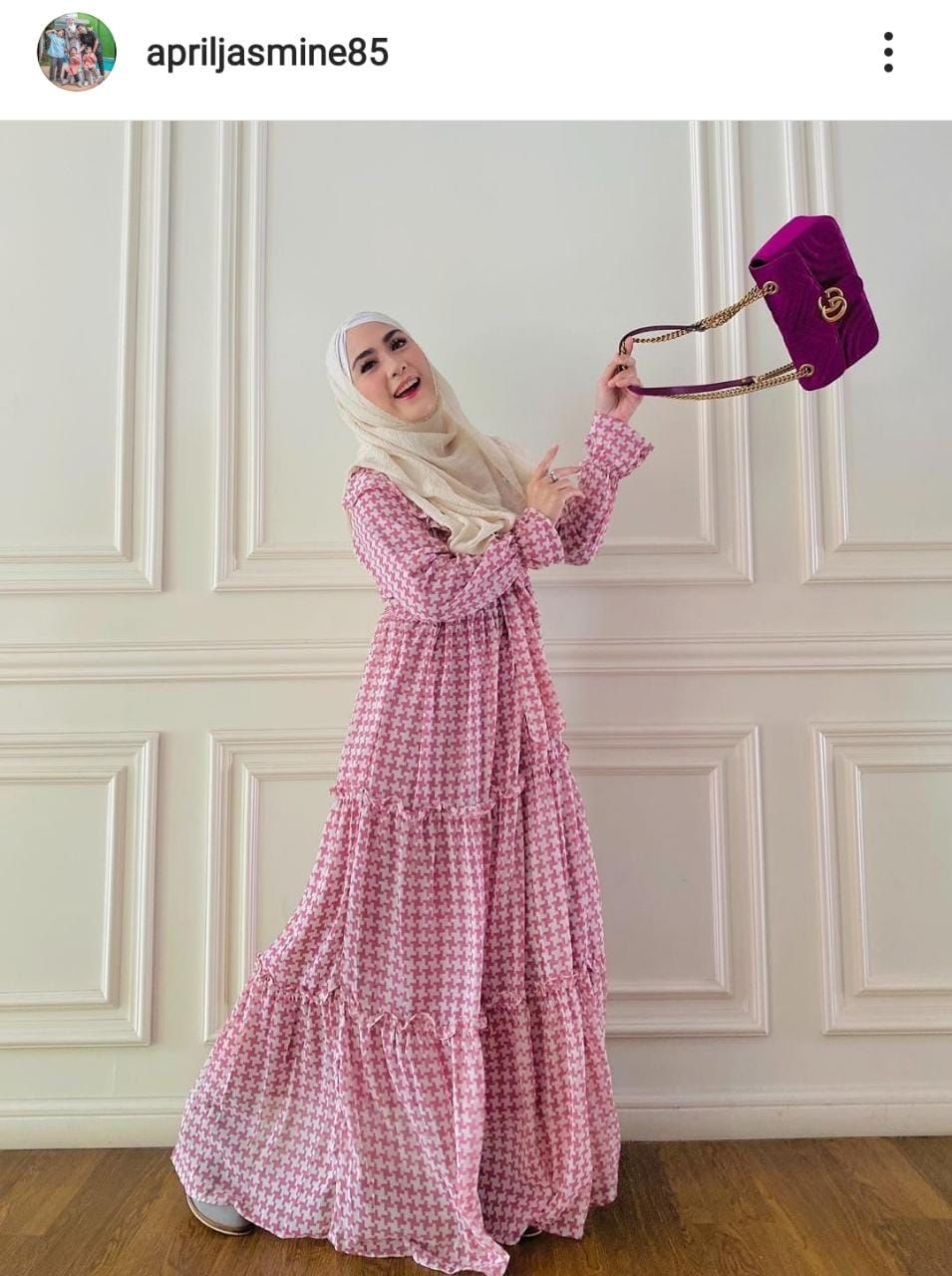 Gaya Hijab April Jasmine, Istri Ustaz Solmed yang Dikira Masih 25 Tahun! (Instagram/apriljasmine85)