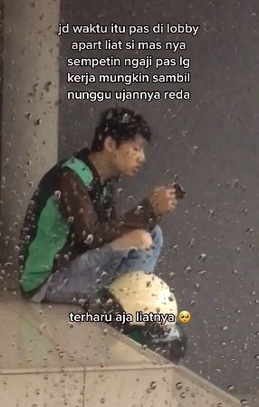 Tukang ojek ngaji di emperan. (Tiktok/@ji_annn)