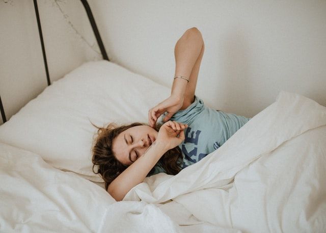 Ilustrasi bangun tidur. (Unsplash/Kinga Cichewicz)